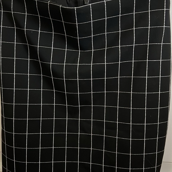 NWOT Express fully lined Pencil Skirt .Black and White Windowpane Look - Picture 2 of 3